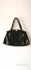 Elegante borsa con chiusura  con gancio e dettagli