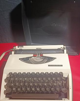 macchina da scrivere Triumph Tippa bianca vintage