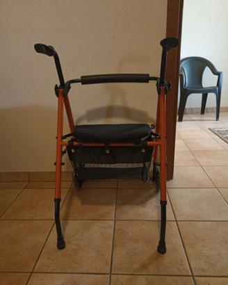 Deambulatore/girello per anziani
