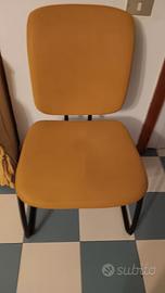 poltrona a dondolo colore giallo 