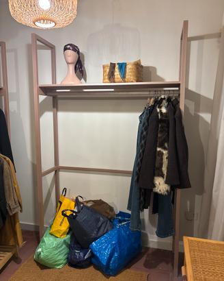 Arredo negozio stand appendiabiti