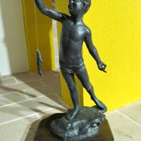 Scultura in bronzo bambino pescatore
