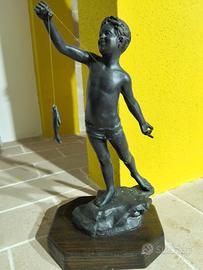 Scultura in bronzo bambino pescatore