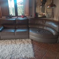 divano in pelle grigio 