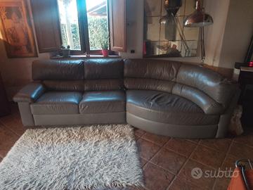 divano in pelle grigio 