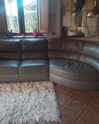 divano in pelle grigio 