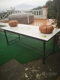 Tavolo in ferro e mattonelle decorate