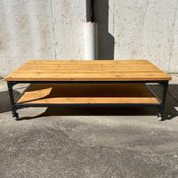 Tavolo basso stile industriale