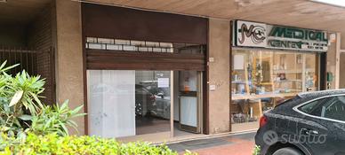 Negozio Fronte Strada con Magazzino