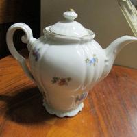 caffettiera in porcellana bianca con fiori