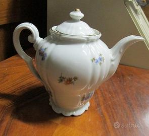 caffettiera in porcellana bianca con fiori