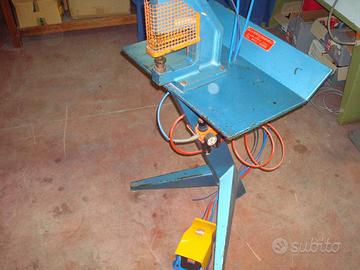 Macchina per borchie