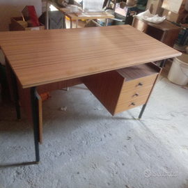 Scrivania in legno tek e ferro
