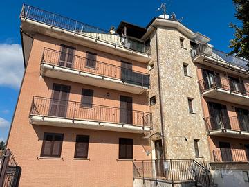 Labico: ampio appartamento con box auto