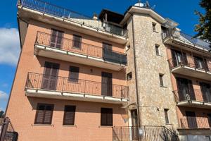 Labico: ampio appartamento con box auto