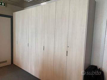 Armadio bianco, grande, di design