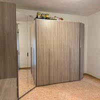 Camera da letto con cabina armadio.