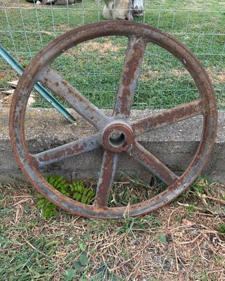 Ruota in ferro antica