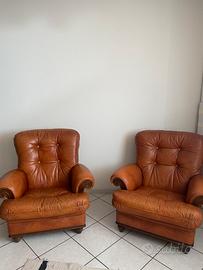 Due poltrone marroni