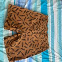 Pantaloncini marroni con grafiche