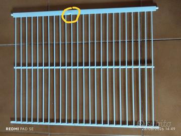1 RIPIANO-GRIGLIA CON BORDO IN PLASTICA, USATO.