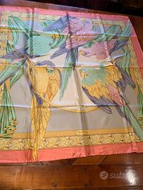 Foulard Ferragamo con Pappagalli