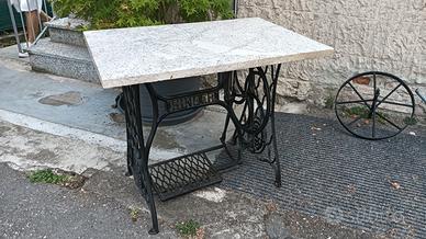 Tavolino in ferro con marmo
