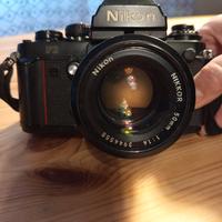 Macchina fotografica Nikon F3 con accessori