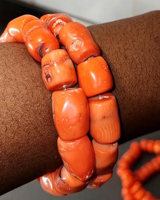 Magnifico bracciale con perline di corallo