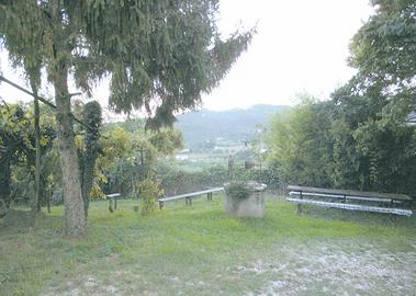 Casale 900 mq con vista aperta e 5,4 ettari