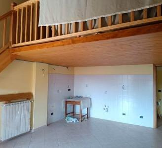 Deliziosa mansarda con ricche finiture in legno