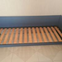 Letto singolo con cornice ad angolo