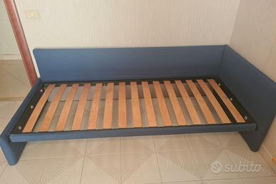 Letto singolo con cornice ad angolo