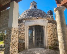 Trullo con 8500 mq di terreno piantumato