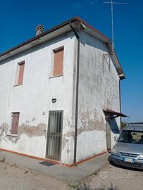 Porzione di casa terreno e magazzino