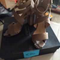 scarpe e stivale nero giardini