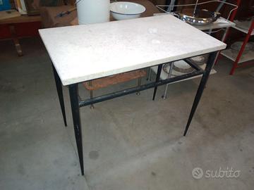 Banchetto in Metallo con Piano in Marmo Design