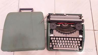 Macchina da scrivere Olivetti. Vintage.