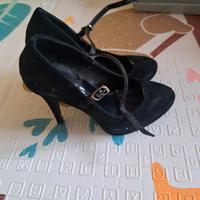 Scarpa nera simil camoscio con cinturino