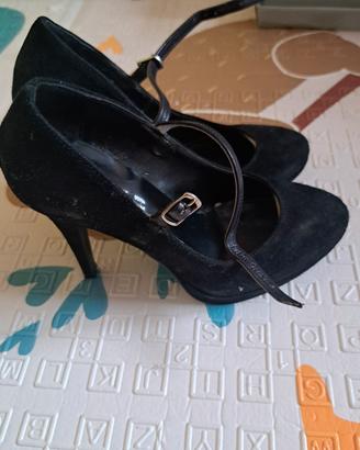 Scarpa nera simil camoscio con cinturino