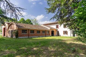 Rustico / Casale di 880 m² con più di 5 locali e b