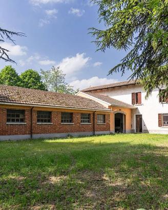 Rustico / Casale di 880 m² con più di 5 locali e b