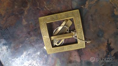 antica fibbia con greca in metallo