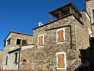 0AB400 - 6 LOCALI IN BORGO STORICO