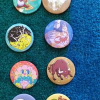 Spille e magneti disegnate da fumettisti