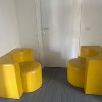 Set di due poltrone gialle in ecopelle