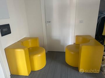 Set di due poltrone gialle in ecopelle