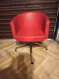 Poltroncina in ecopelle rossa base acciaio cromato