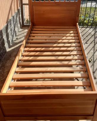 Letto singolo in legno