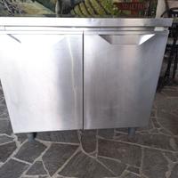 mobile in acciaio inox a due ante